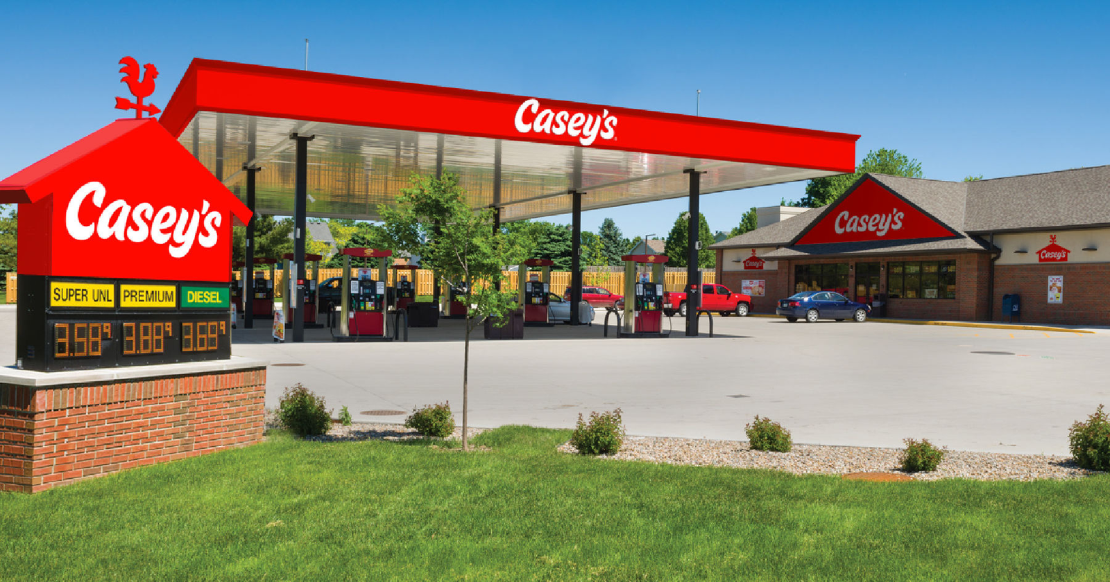 أجنحة دجاج تعرض للبيع داخل متجر Casey's General Stores الأمريكية في الولايات المتحدة