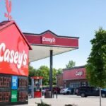 صورة لمتجر سيفكو يبرز قسم الأغذية والمشروبات وخدماته داخل متجر من شبكة Casey's General Stores