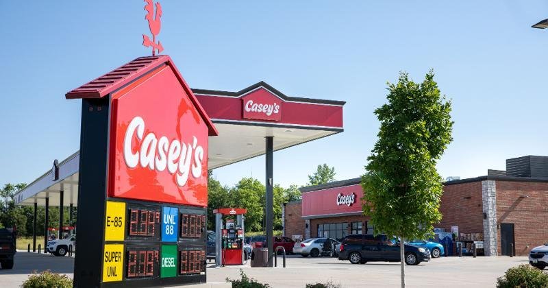 صورة لمتجر سيفكو يبرز قسم الأغذية والمشروبات وخدماته داخل متجر من شبكة Casey's General Stores