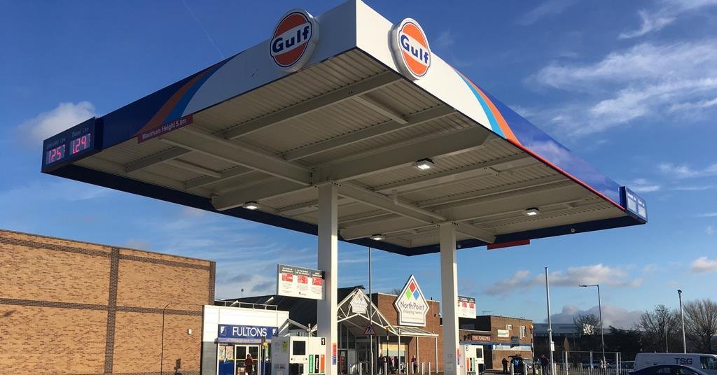 صورة لشعار Certas Energy وشبكة Fuel Express مع مخطط يوضح إضافة سبع محطات وقود مؤتمتة وغير مأهولة في بريطانيا