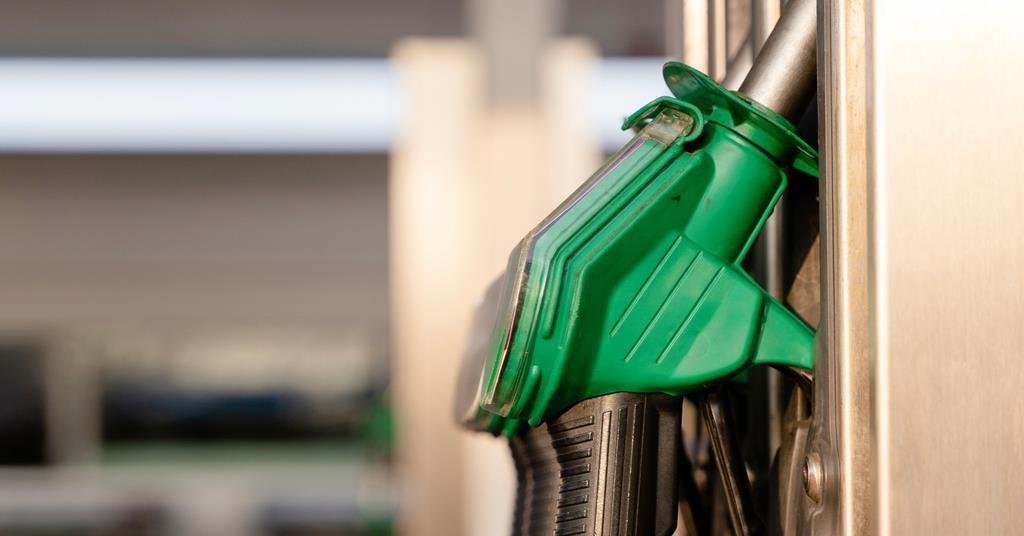 شعار CMA بجانب صورة محطة وقود تُعرض عليها أسعار الوقود وعلامة Fuel Finder كجهة معنية