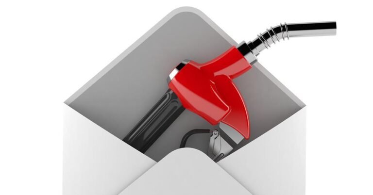 صورة تجمع شعار هيئة المنافسة والأسواق البريطانية (CMA) مع واجهة Fuel Finder وتعبّر عن إشعار امتثال لمحطات الوقود.