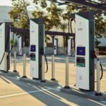 صورة تُظهر محطات الشحن DC السريع الأمريكية مع شعار EV Charging Stations وتراجع تسلا عن المركز الأول.