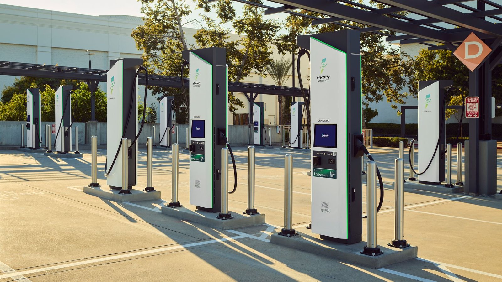 صورة تُظهر محطات الشحن DC السريع الأمريكية مع شعار EV Charging Stations وتراجع تسلا عن المركز الأول.