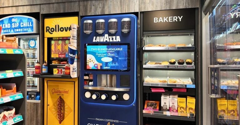 صورة لمحطات وقود مجموعة موتور فيول جروب تُظهر ماكينات قهوة ذكية من Lavazza Professional