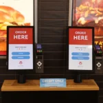صورة لمطاعم Wendy's وArby's وSubway في محطات بايلوت ترافيل سنترز تعرض شاشات الطلب الرقمي ولوحات الخدمات السريعة