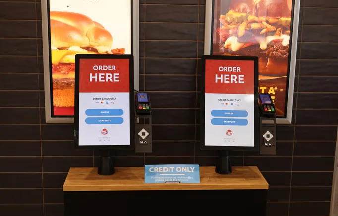 صورة لمطاعم Wendy's وArby's وSubway في محطات بايلوت ترافيل سنترز تعرض شاشات الطلب الرقمي ولوحات الخدمات السريعة