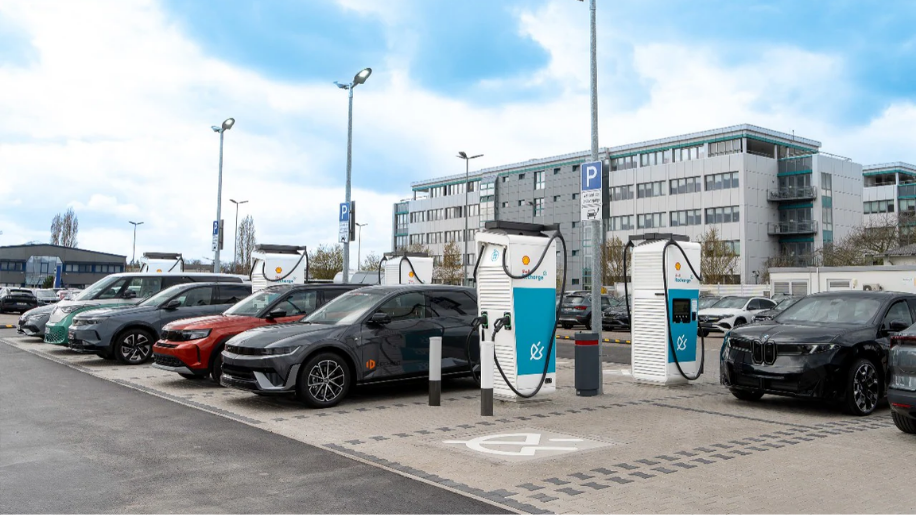 صورة لشعار Shell Recharge مع شواحن فائق السرعة في محطة شحن ألمانية ضمن شبكة الشركة.