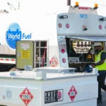 محطة وقود تحمل شعار World Fuel Services في الولايات المتحدة وتلمح إلى صفقة استحواذ على عقود في إلينوي وميزوري