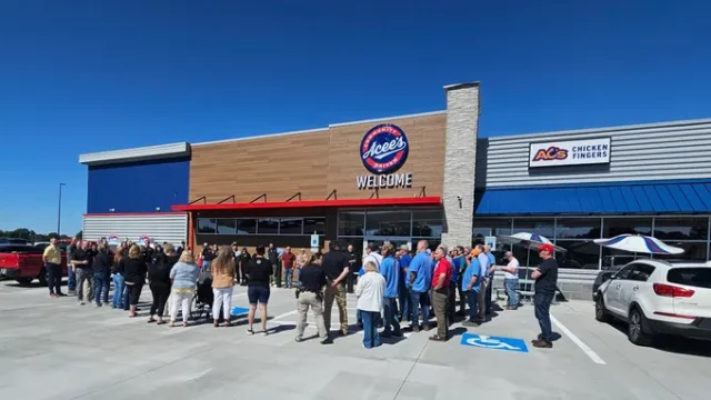 صورة لمحطة وقود Acee's تعرض نموذج مركز سفر مصغر يدمج متجر الأغذية وخدمات السفر لتعزيز المبيعات على الطريق.