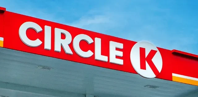 صورة لشعار Circle K وشعار كوش-تار أمام مخطط يبرز نتائج الربع الأول: 25% زيادة في الإيرادات، 13.2% من مبيعات الأغذية الطازجة، و10% من مبيعات مشروبات الطاقة.
