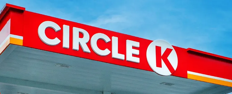 صورة لشعار Circle K وشعار كوش-تار أمام مخطط يبرز نتائج الربع الأول: 25% زيادة في الإيرادات، 13.2% من مبيعات الأغذية الطازجة، و10% من مبيعات مشروبات الطاقة.