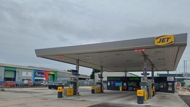 صورة محطة ستونفيري في هال لأطلس ريتيلرز مع علامة JET/Phillips 66 ومضخات حديثة ومتجر تجزئة حديث.