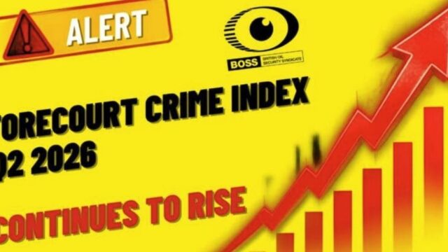 صورة تحمل شعار نقابة أمن النفط البريطانية BOSS بجانب محطة وقود مع مضخات في سياق تقرير جرائم الوقود.