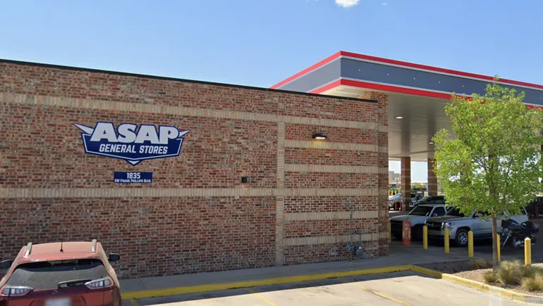 صورة توضح متجر كيزيز مع لافتة ASAP Energy في أوكلاهوما كجزء من التوسع والاستحواذ