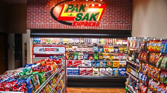 واجهة متجر كيزيز جنرال ستورز في تكساس مع علامة باك-أ-ساك تعكس صفقة الاستحواذ وتوسيع وجودها في الأسواق الريفية