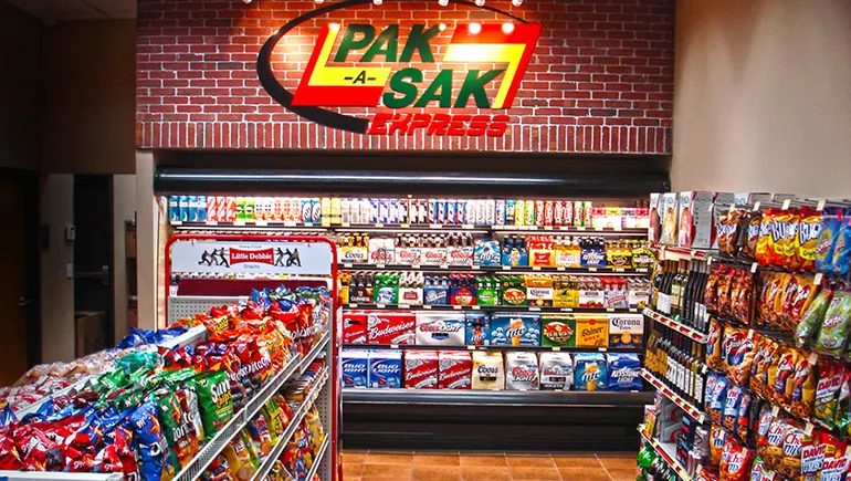 واجهة متجر كيزيز جنرال ستورز في تكساس مع علامة باك-أ-ساك تعكس صفقة الاستحواذ وتوسيع وجودها في الأسواق الريفية