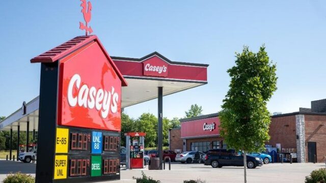 متجر سيفكو مطوّر يحمل شعار Casey's General Stores مع منطقة أطعمة ومشروبات مُعاد تصميمها داخل محطة وقود.