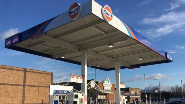 صورة لشعار Certas Energy وشبكة Fuel Express مع مخطط يوضح إضافة سبع محطات وقود مؤتمتة وغير مأهولة في بريطانيا