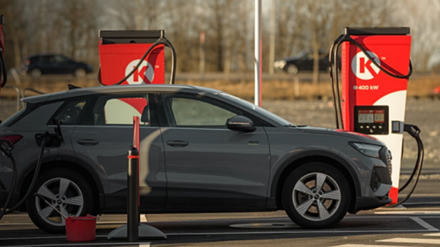 صورة لمحطة شحن سيارات كهربائية تحمل شعار Circle K وتُبرز تعاوناً مع Plugsurfing وElin Bøe للوصول إلى أكثر من مليون نقطة شحن في أوروبا.