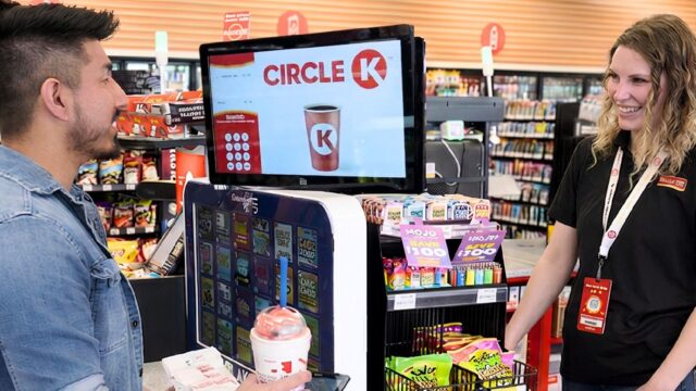 شعار Circle K بجوار مضخات وقود وعرض إعلاني رقمي يوضح ربط المحطات بالمتاجر وتطبيقات الولاء ضمن شبكة Full Circle Media.