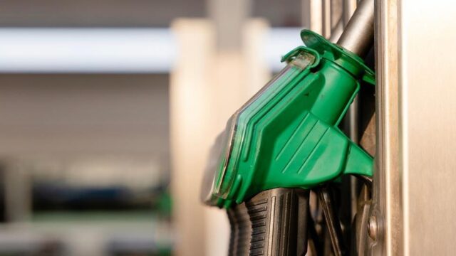 شعار CMA بجانب صورة محطة وقود تُعرض عليها أسعار الوقود وعلامة Fuel Finder كجهة معنية
