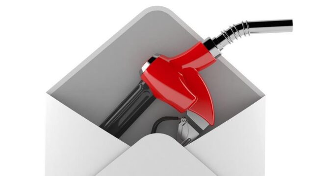 صورة تجمع شعار هيئة المنافسة والأسواق البريطانية (CMA) مع واجهة Fuel Finder وتعبّر عن إشعار امتثال لمحطات الوقود.