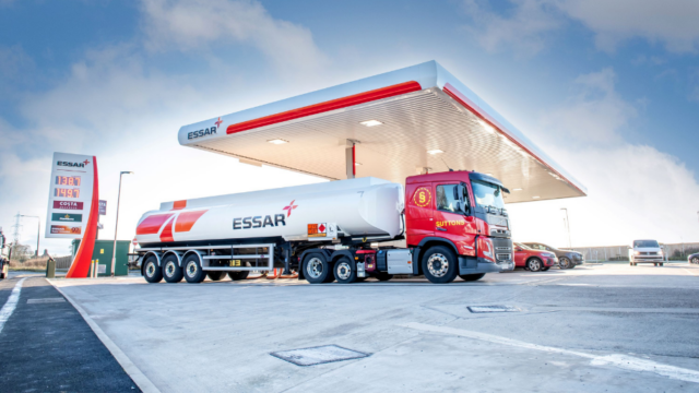 صورة لمحطة وقود في المملكة المتحدة تحمل لافتات Essar Energy Transition Retail و SGN Retail