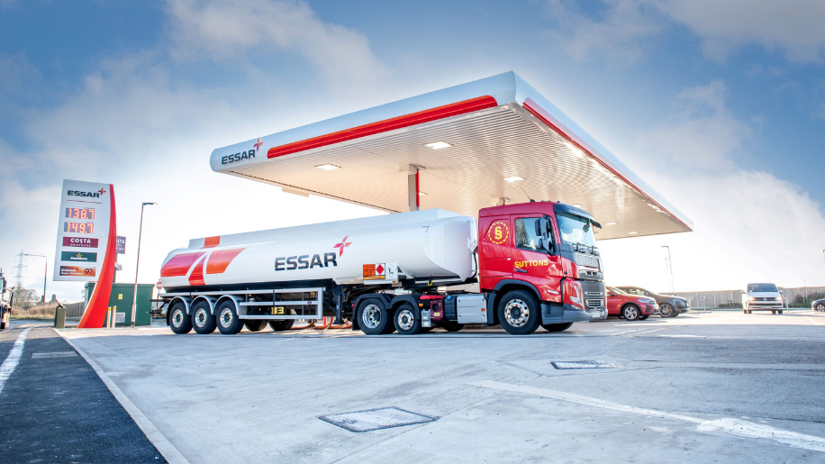 صورة لمحطة وقود في المملكة المتحدة تحمل لافتات Essar Energy Transition Retail و SGN Retail