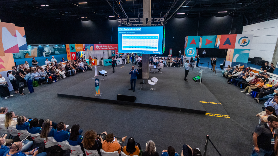 لقطة من قمة ExpoPostos & Conveniência 2026 في ساو باولو تُبرز مناقشات أتمتة ساحات المحطات والتجزئة غير الوقودية بمشاركة Fecombustíveis.