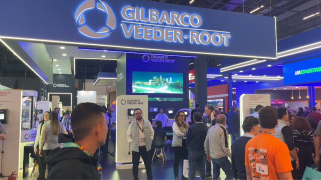واجهة تحكم في أتمتة محطة وقود لشركة Gilbarco Veeder-Root تعرض أنظمة إدارة المحطات ومراقبة المخزون والذكاء الاصطناعي.