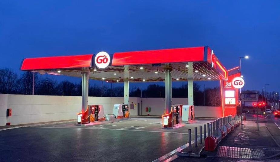 صورة لمحطة غو المؤتمتة في مانشستر مع شعار Go Forecourts ومجموعة إل سي سي