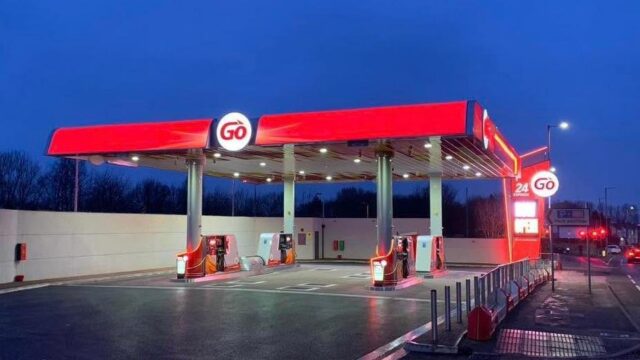 مشهد لمحطة وقود ذاتية الخدمة من علامة جو Go Forecourts في أولد ترافورد قرب مانشستر