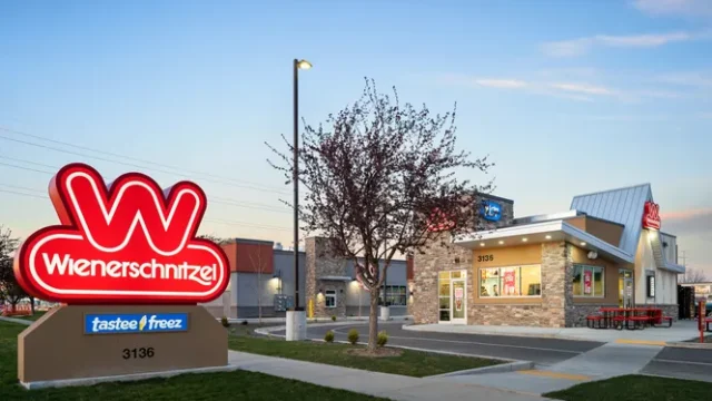 صورة لواجهة محطة جو مارت مع لافتة مطعم وينرزشنيتزل الجديد بجانب Tastee Freez في ويست فيرجينيا.