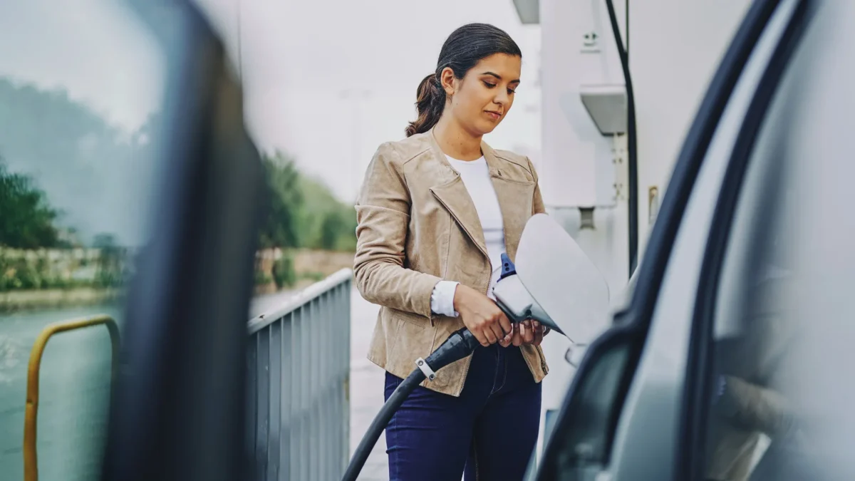 شاشة داخل سيارة تُظهر دمج بيانات مشغلي شواحن المركبات مع معلومات الشحن، ضمن تعاون Here Technologies وجاغوار لاند روفر.