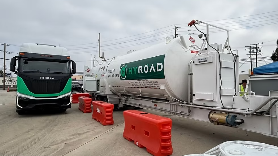 صورة لشاحنة هيدروجين ثقيلة تابعة لـ IMC Logistics وشريكتها Hyroad Energy خلال شراكة لتشغيل مركبات هيدروجينية في الولايات المتحدة.