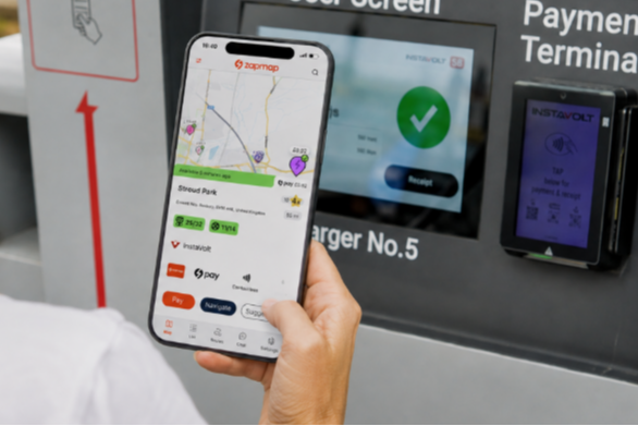صورة محطة شحن فائق من InstaVolt مع واجهة Zap Map تعرض الدفع الرقمي والتجوال للمركبات الكهربائية.