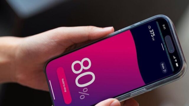صورة لمحطة شحن Ionity أوروبية مع مركبة كهربائية أثناء الشحن حتى 80% من البطارية.