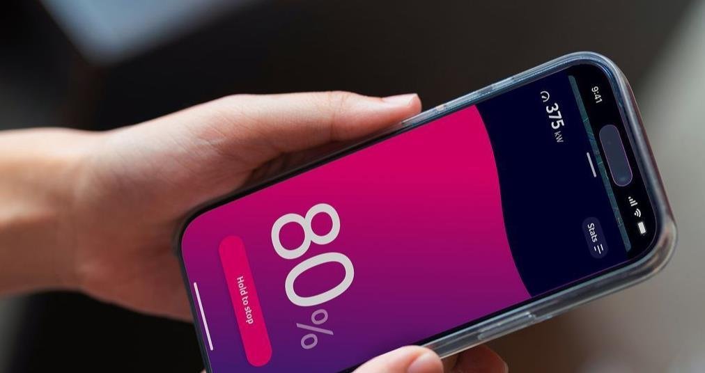 صورة لمحطة شحن Ionity أوروبية مع مركبة كهربائية أثناء الشحن حتى 80% من البطارية.