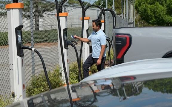 شعار كيمباور وChargEye مع مخطط يوضح تأثير زيادة قوابس الشحن على استخدام ساحات الشحن العامة
