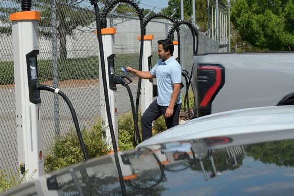 شعار كيمباور وChargEye مع مخطط يوضح تأثير زيادة قوابس الشحن على استخدام ساحات الشحن العامة