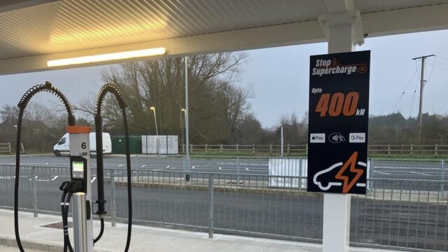 صورة لمحطة شحن EV فائق السرعة بقدرة 400 كيلوواط من Kempower بالتعاون مع DLL وسلسلة Highway Stops Retail في بريطانيا.