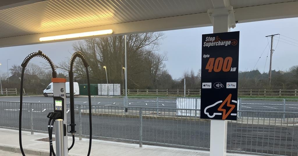 صورة لمحطة شحن EV فائق السرعة بقدرة 400 كيلوواط من Kempower بالتعاون مع DLL وسلسلة Highway Stops Retail في بريطانيا.