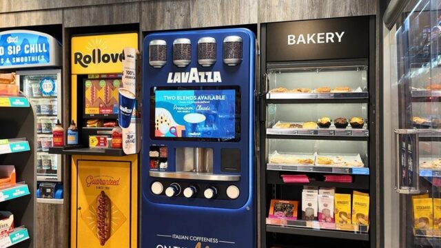 صورة لمحطات وقود مجموعة موتور فيول جروب تُظهر ماكينات قهوة ذكية من Lavazza Professional