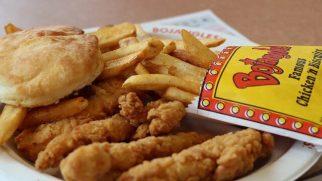 واجهة مطعم Bojangles الجديد داخل مجمع TravelCenters of America في أريزونا بجانب محطة LV Petroleum وساحات السفر.