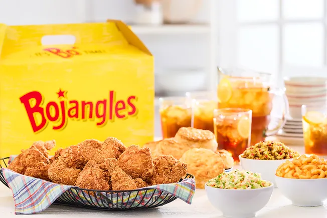 صورة خارجية لفرع Bojangles الأول في أريزونا داخل محطة وقود LV Petroleum ومتجر ملاءمة