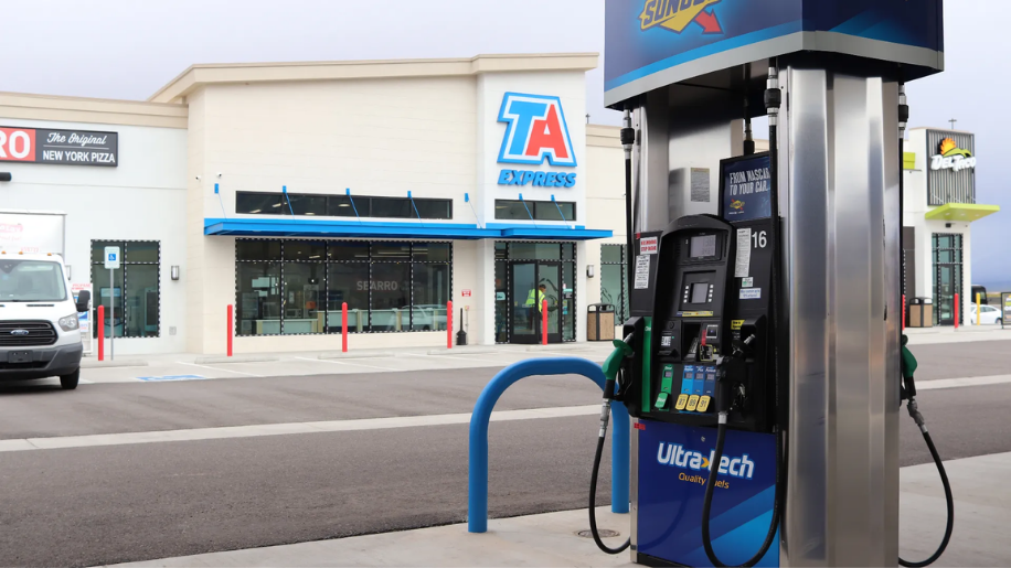 صورة لمحطات وقود ومراكز سفر تحمل شعاري LV Petroleum وTravelCenters of America في الولايات المتحدة ضمن سياق التوسع بالاستحواذ.