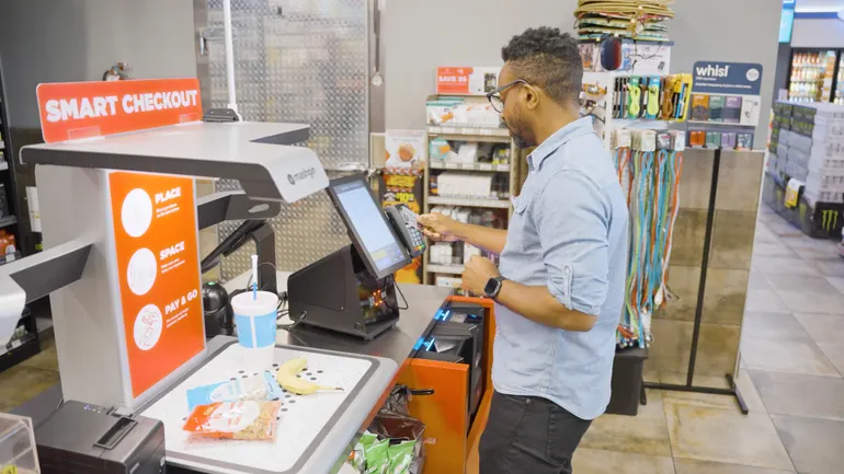 شعار الجمعية الوطنية لمتاجر الملاءمة ومحطات الوقود (NACS) مع خبر تعيين أول نائب رئيس للتكنولوجيا لقيادة التحول الرقمي.