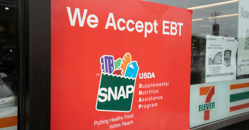 صورة توضح شعار الرابطة الوطنية لمتاجر الملاءمة الأمريكية (NACS) مع إشعار حول قيود بطاقات SNAP وتأثيرها على متاجر الوقود والتجزئة