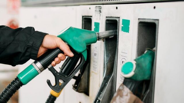 محطة وقود بريطانية من جمعية تجار التجزئة للوقود مع لافتة تناقش أسعار الوقود والضرائب